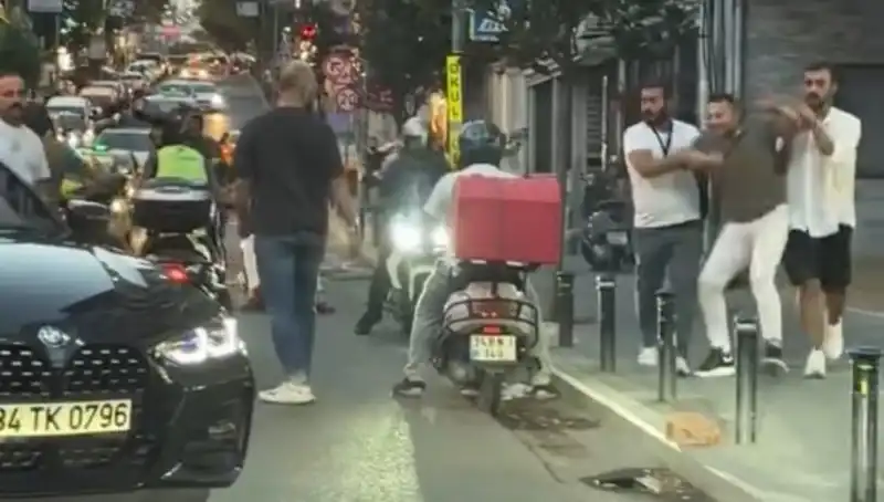 Nişantaşı'nda Yol Verme Kavgası: Sopalı Kadın ve Şok Edici Anlar