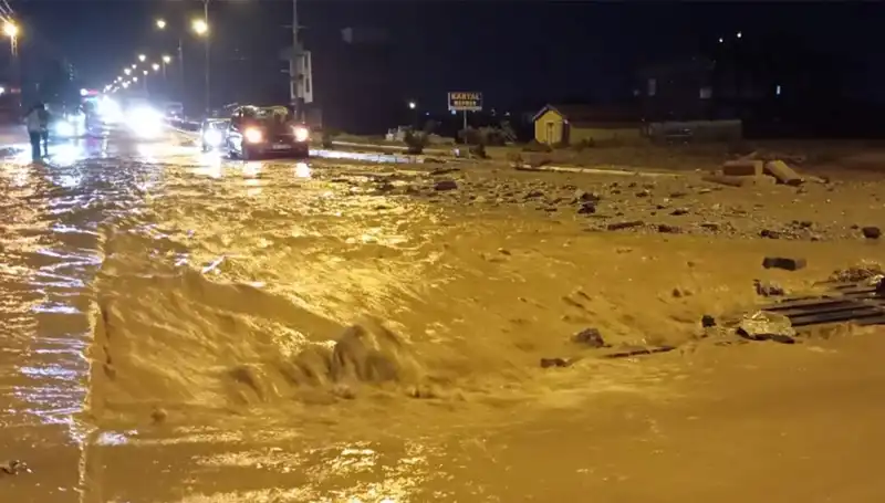 Konya ve Ankara'da Sel Felaketi: Zarar ve Eşyalar Suda Kalıyor!