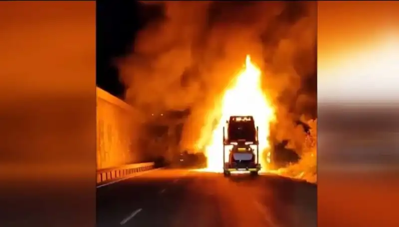 Otomobil Yüklü Tırda Çıkan Yangında 8 Araç Kül Oldu!