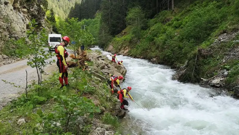 Trabzon’da Dereye Düşen Çocuğun Arama Çalışmaları Sürüyor: Babası Hakkında Adli Kontrol Kararı