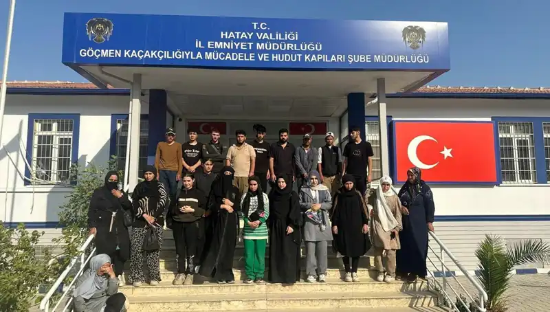 Minibüste Sır Dolu Yolculuk: 24 Göçmen Türkiye'de Yakalandı