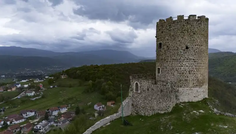 Bosna Hersek'in Sokolac Kalesi: Tarihi Yapı Zamanla Nasıl Baş Ediyor?