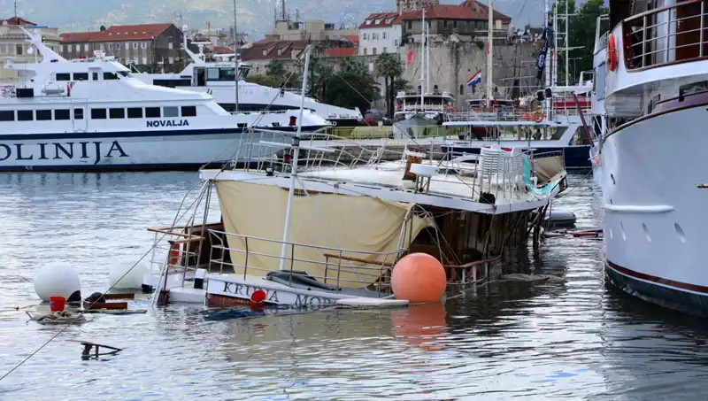 Hırvatistan'da Fırtına ve Yağış: Feribot, Gemiye Çarparak Batmasına Neden Oldu