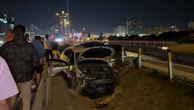 Otomobiller Yol Ayrımında Kaza Yaptı, İki Araç Boşluğa Düştü