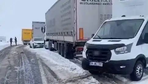 Kars-Ardahan Karayolu'nda Yağışlar TIR’ları Kara Sapladı: Şoförler Ne Yapacak?