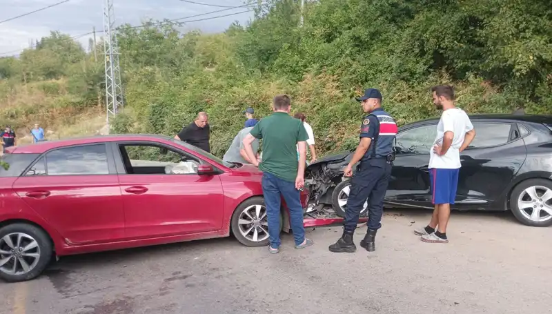 Karamürsel'de Feci Kaza: İki Otomobil Çarpıştı, 4 Kişi Yaralandı