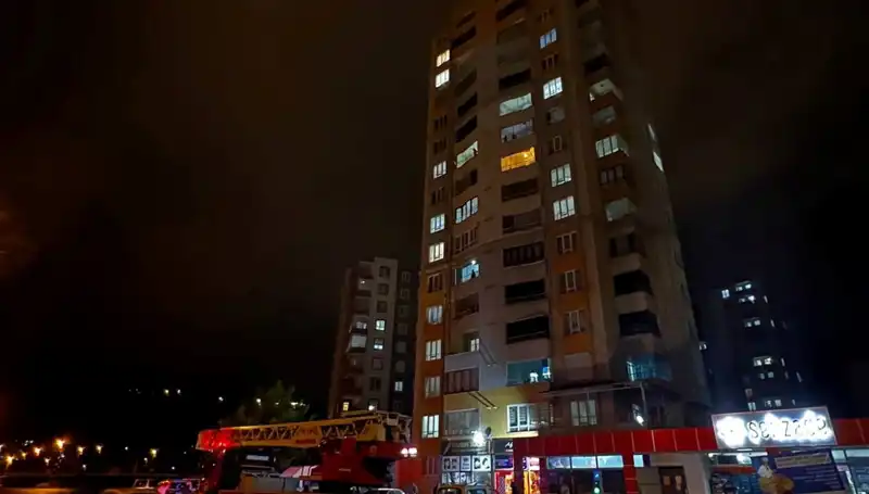 Yıldırım Düşmesi, Apartmanın Çatısını Yaktı: Bir Korku Hikayesi