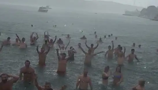 İstanbul Bebek'te Yağmura Rağmen Denize Girenler Dikkat Çekti