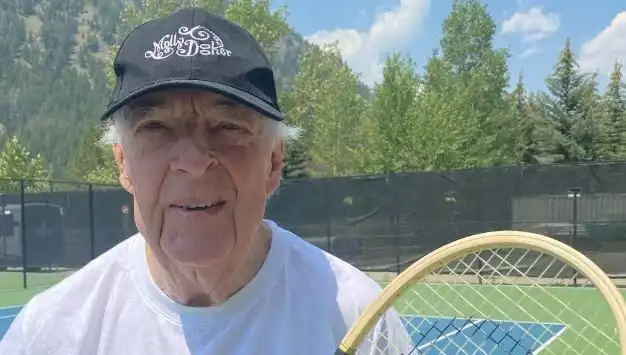 Avustralyalı Tenis Efsanesi Fred Stolle'nin Hayatı ve Mirası