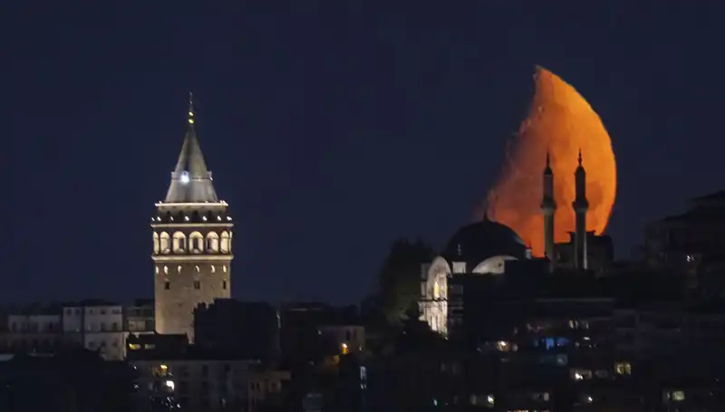İstanbul'da Yarısı Güneş'e Dönük Bir Aylık Gökyüzü Şenliğine Hazır Olun!