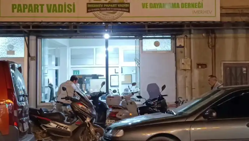 Lokaldeki Bıçaklı Kavga: Şoke Eden Olayda Bir Kişi Yaralandı