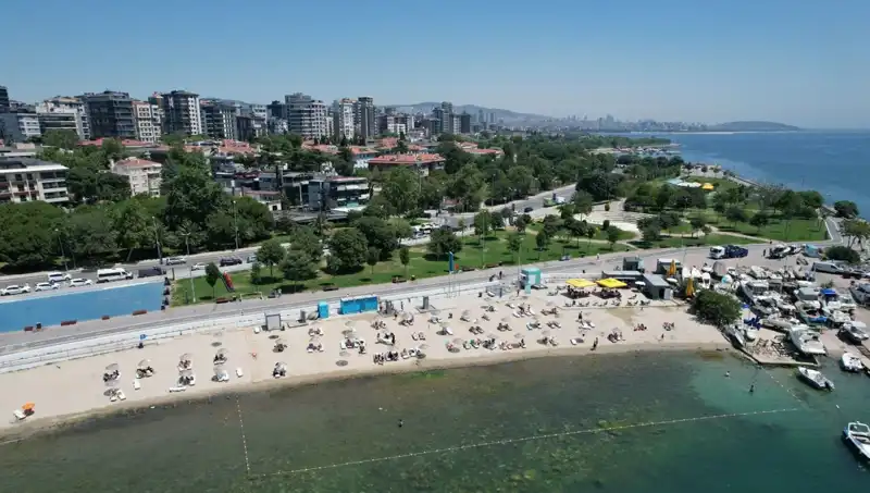 İstanbul Sıcak Havadan Bunaldı, Caddebostan Sahili Dolu Taştı!