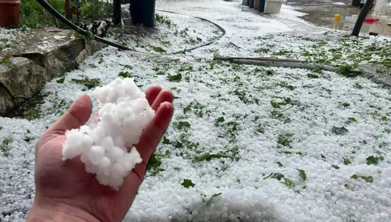 Haziran Ayında Gelen Dolu Fırtınası: Beyaz Bir Manzara Ortaya Çıktı