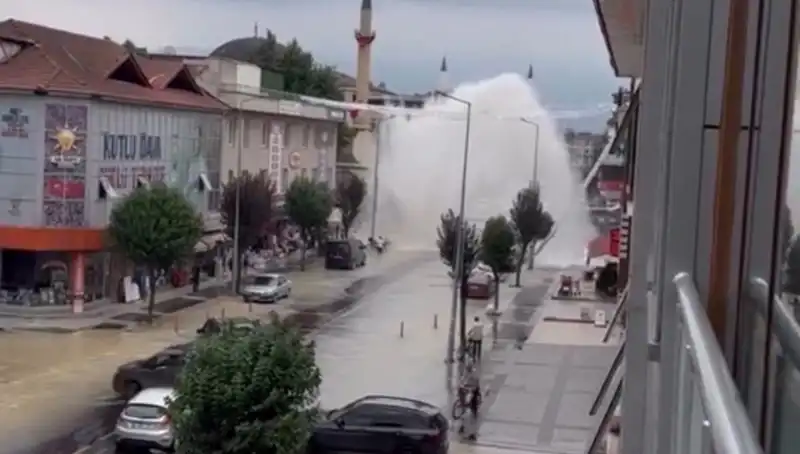 İçme Suyu Hattındaki Patlama, Şehirde Panik Yarattı