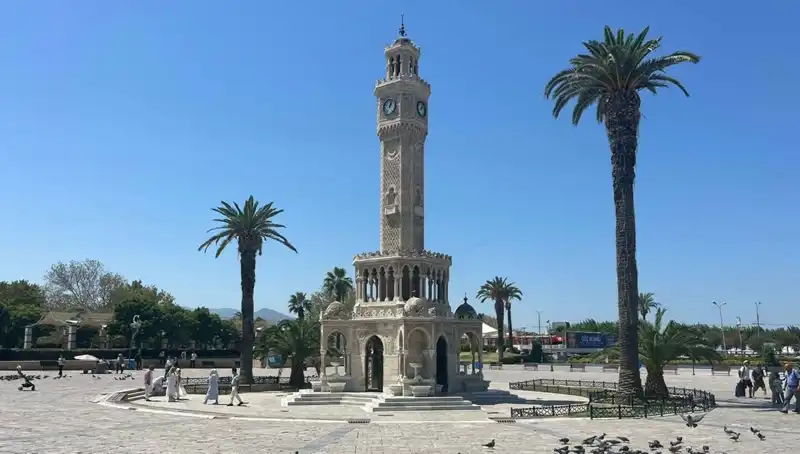 İzmir'de Sıcaklık Rekoru: 42 Dereceye Varan Sıcak Havalar Bunalttı!