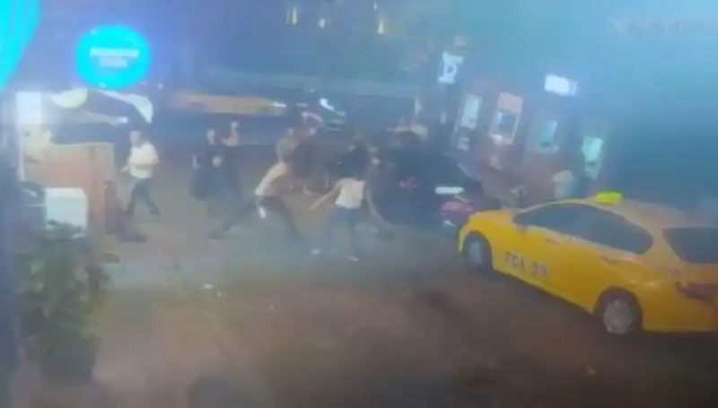 Beyoğlu'nda Kızgın Kavga: Laf Atma Tarafları Kanlı Çatışmaya Dönüştü