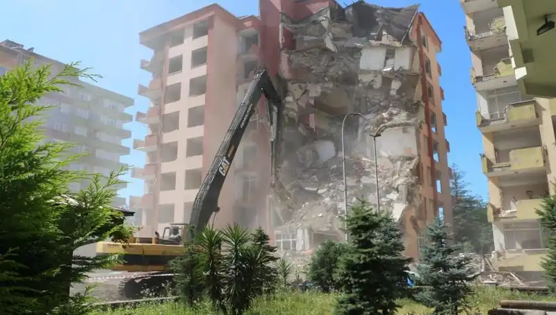 Dalga Tsunamisi İki Binalık Korkunç Yok Oluşu Getirdi!