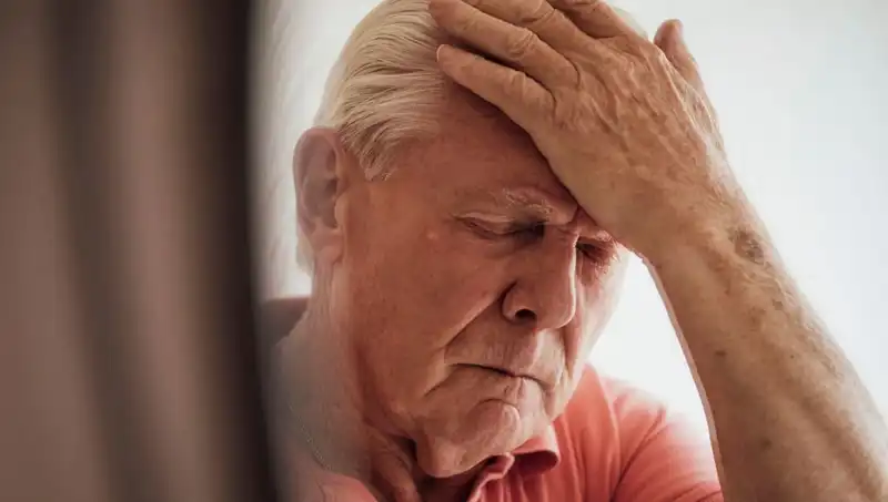 Yaşlılığa Bağlı Unutkanlık ve Alzheimer: Profesörün Açıklamalarıyla Farkları Keşfedin