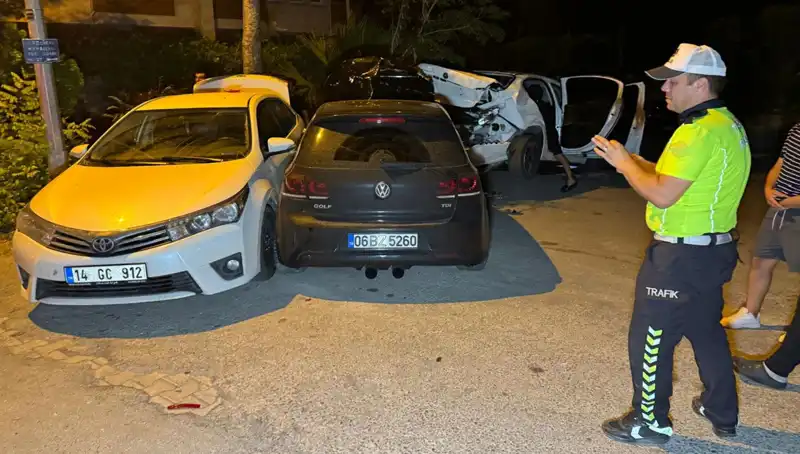 Alkollü Sürücü Sokak Ortasında Kargaşa Yarattı: Üç Araç Mekte Çarpıldı!
