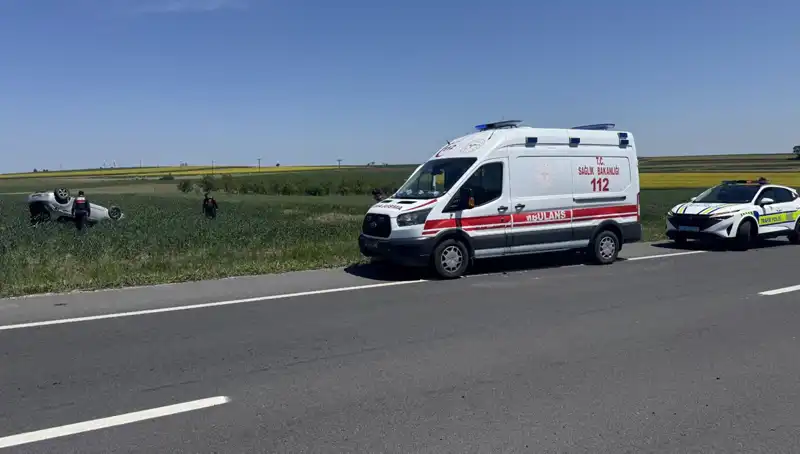 Edirne'de Devrilen Araçta Sürücü ve Eşi Yaralandı: Kaza Anı Detayları