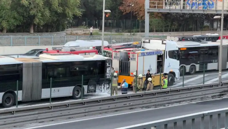 İstanbul'da Metrobüs Yangını: Trafik Aksadı, Yolcular Panik Oldu