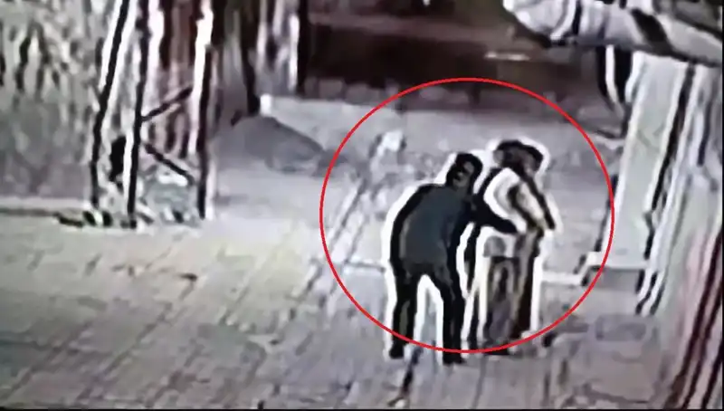 Kapkaççıları Tuzakla Yakalayan Polisler, Renkli Kılık Değiştirme Taktikleriyle Dikkat Çekti