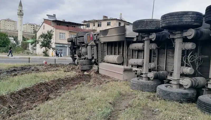 Erzurum’da Freni Boşalan TIR, Feci Kazaya Sebep Oldu: Gözler Şokta!