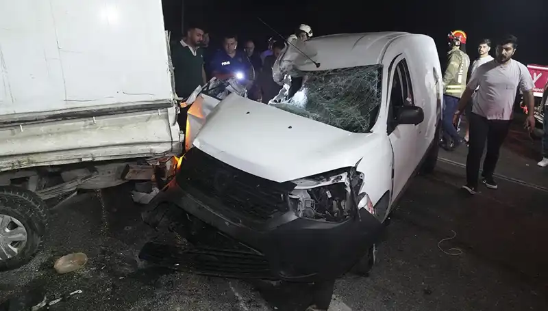 İstanbul'da Korkunç Kaza: 3 Kişi Yaralandı, Olay Yeri Kanlar İçinde Kaldı