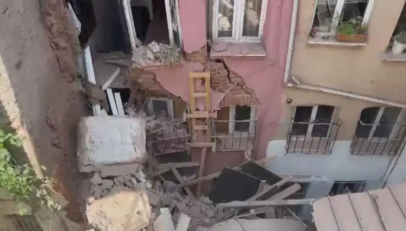 İstanbul'da Üç Katlı Binanın Balkonu Çöktü: O Anlar Kamerada!