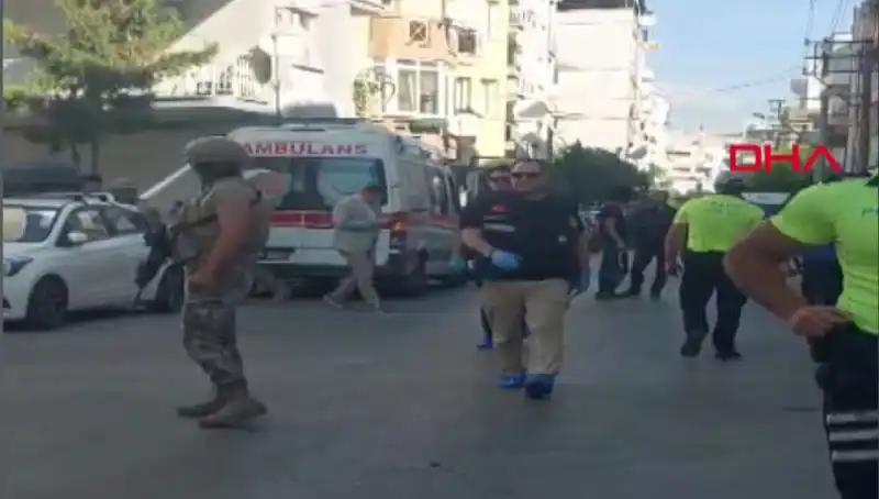 İzmir'de Karakola Düzenlenen Silahlı Saldırıda İki Şehit, Bir Yaralı Var