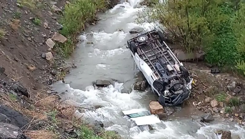 Hakkari'de Minibüs Devrildi: İki Ölü, Üç Yaralı, Can Pazarı Yaşandı!