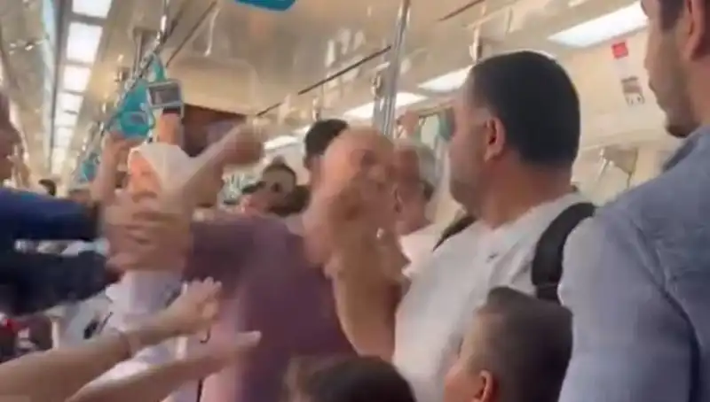 Marmaray’da Yolcular Arasında Yumruklu Kavga: Gerilim Anları