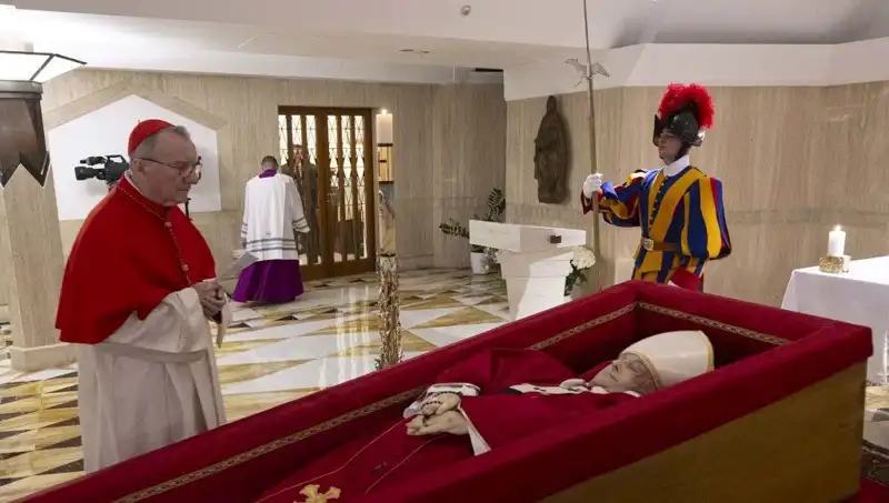 Papa’nın Tüm Dünyayı Sarstığı Tabut Fotoğrafları Yayınlandı