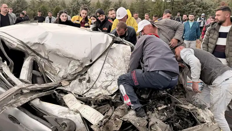 TIR ile Çarpışan Araç Kağıt Gibi Ezildi: O Anlar Kamerada!