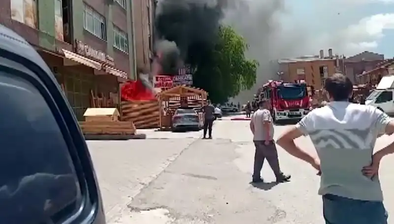 Ankara'da Büyük Yangın: Çarşıda İş Yerleri Kül Oldu
