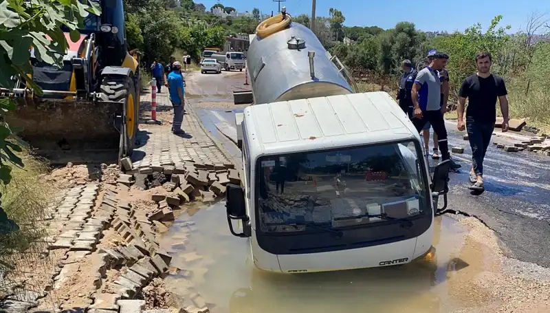 Bodrum'daki Su Hattı Patlağı, Tanker Aracını Çukura Sürükledi!