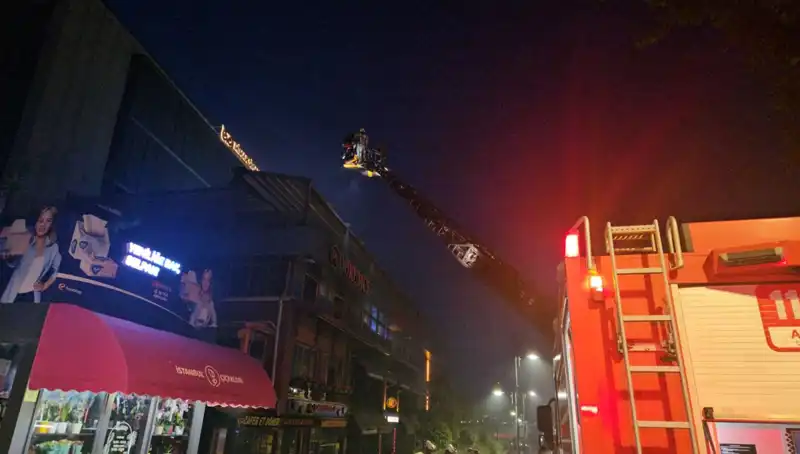 Beşiktaş'ta Üç Katlı Restoran Alev Alev: İhbar Üzerine Kısa Sürede Müdahale