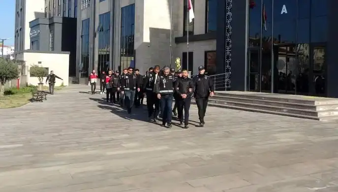 Otelde Balyozlu ve Bıçaklı Kavga: Gözaltıların Sayısı 10’a Ulaştı!