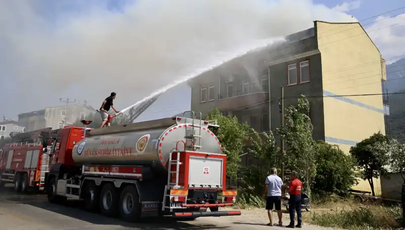 Çatı Katında Çıkan Yangın, Mahalleyi Korku İçine Sürükledi