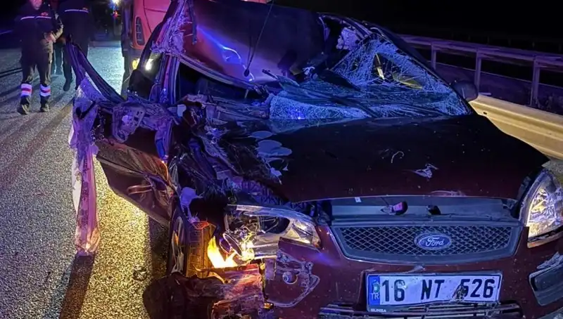 Afyonkarahisar'da Otomobil ve TIR Çarpıştı: 4 Kişi Yaralandı, Olay Yeri Karıştı