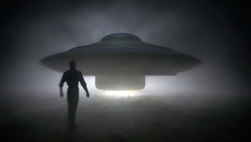 UFO Uzmanı Uyardı: "Uzaylılar Masum İnsanları Hedef Alıyor"