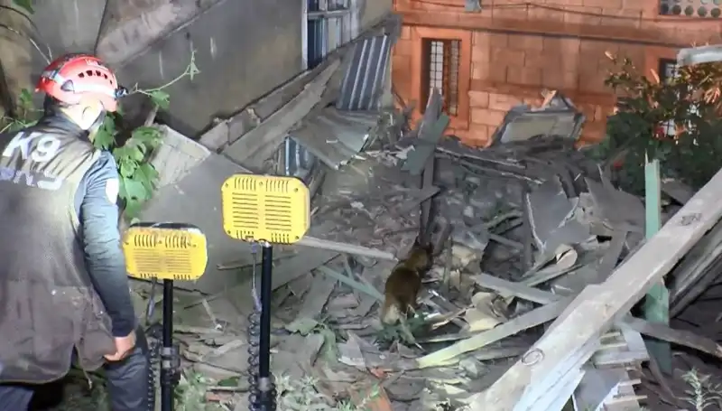 İstanbul’da Deprem Sonrası Hasar Gören Bina Çöktü: Can Kaybı ve Yaralılar Var mı?