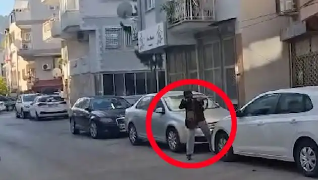 İzmir'de Saldırganla Çatışma Anları: Güvenlik Güçlerinin Olağanüstü Müdahalesi