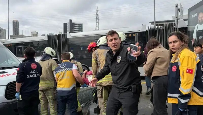 İstanbul'da Metrobüs Kazası: Seferler Durduruldu, Ölü ve Yaralılar Var