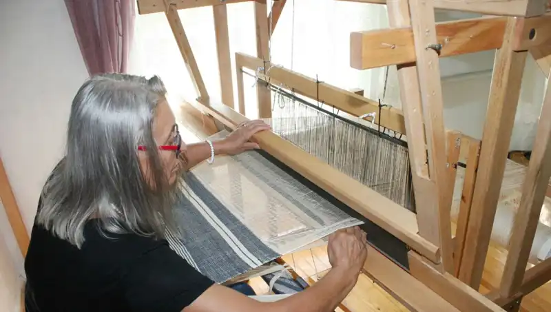 Eski Giysilerin İplerinden Yenilik: Eşsiz Eşyalar Tasarlamak