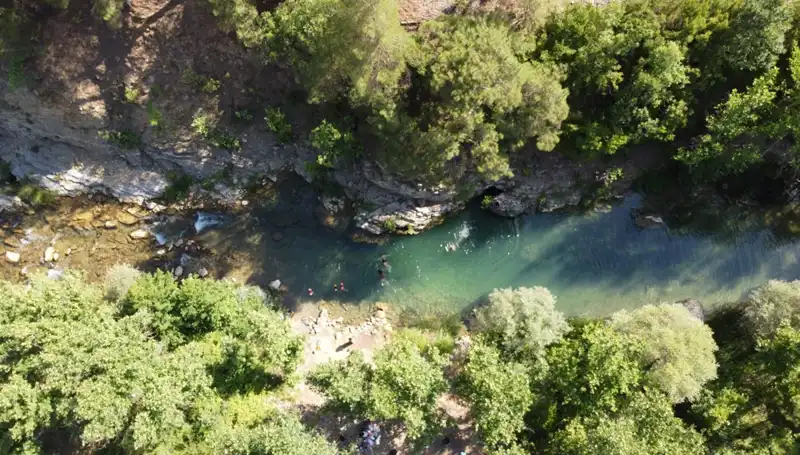 Adana’da Nemin Etkisiyle Yaz Sıcakları Artarken Yaylacılar Doğal Sularla Serinliyor