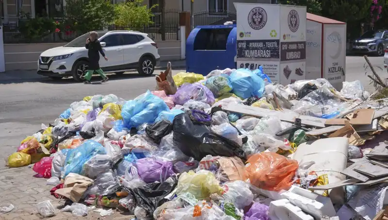 İzmir’in Sokakları Çöp Yığınlarıyla Dolup Taşıyor: Temizlik Krizi