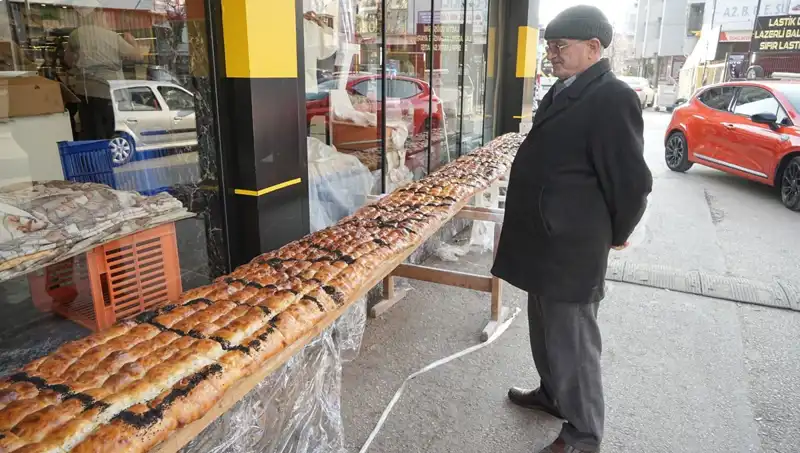 7 Metrelik Pide: 8 Kişi 2 Saatte Rekor Kırdı!