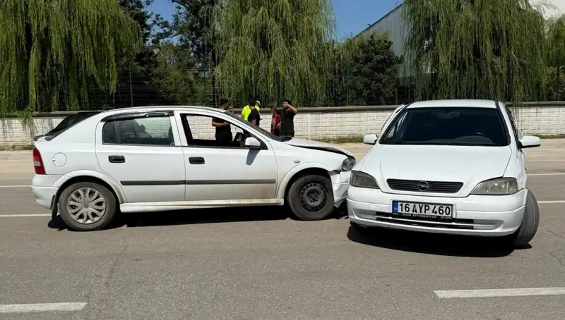 İki Otomobilin Çarpışmasıyla İki Kişi Yaralandı: Olay Yerinden İlk Detaylar