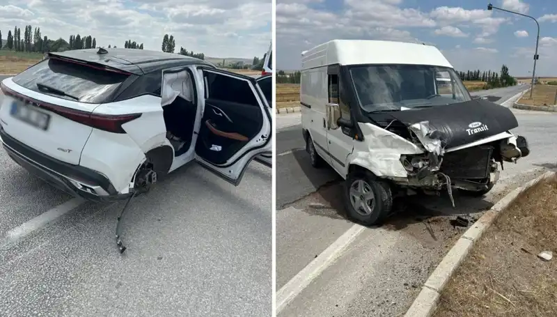 Çorum'da Korkutan Kaza: İki Araç Kafa Kafaya Çarpıştı!